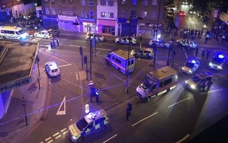 Londra'nın Hainault bölgesinde gerçekleşen ve 1 çocuğun ölümüne, 4 kişinin yaralanmasına yol açan kılıçlı saldırıyı konu alan haber metni.